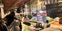 Sous le métro aérien à Paris, près de la station Stalingrad, le refuge des Soudanais fuyant la guerre