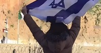Ultime provocation : des Marocains brandissent le drapeau d’Israël à la frontière algérienne