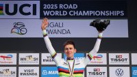 Mondiaux de cyclisme: Pogacar conserve son titre en écrasant la course à Kigali