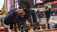 Echecs: record du monde battu par le Nigérian Tunde Onakoya au profit de son association «Chess in slums»