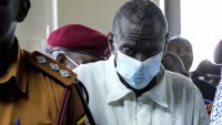 Ouganda: l'opposant Kizza Besigye est détenu «dans ces conditions malsaines et humiliantes», affirme son épouse
