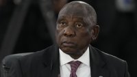 Le jet du président sud-africain Ramaphosa cloué au sol, il prend un vol commercial pour le sommet des Brics