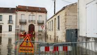 Crues: un homme porté disparu dans la Loire, plan d'urgence à Bordeaux