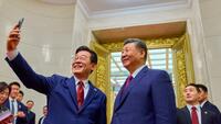 Le président sud-coréen et Xi Jinping font un selfie avec un smartphone objet d'une blague sur l'espionnage