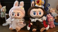 De Pékin à Rihanna, les poupées Labubu mascottes du soft power chinois