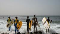 Dans un village sénégalais, le surf pour inciter les filles à retourner à l'école