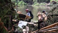 Inondations meurtrières au Texas: les secours à la recherche d'une trentaine d'enfants portés disparus