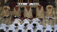 Le nombre de prêtres catholiques ordonnés repart à la baisse