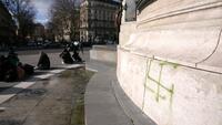 Paris: des croix gammées et tags antisémites sur la statue de la République, la mairie annonce porter plainte