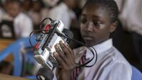 Construire des robots, du Kenya rural jusqu'à Singapour