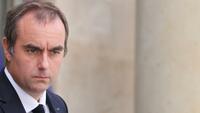 Le gouvernement français abaisse encore sa prévision de croissance et appelle à un budget rapide
