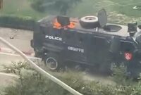 Scène insoutenable à l’UCAD : Une voiture blindée de la police touchée, elle a pris feu (Vidéo)