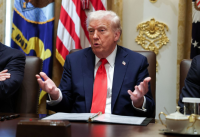 Trump annonce une surtaxe de 100 % sur les importations chinoises