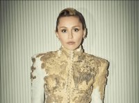 Quand la mode s’inspire : la tenue de Miley Cyrus rappelle le Karakou algérien