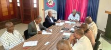 Le président du parti Les Démocrates Guy Nzouba Ndama en réunion stratégique