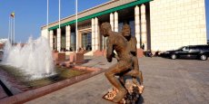 Au Sénégal, le directeur du Grand Théâtre national de Dakar conspué pour avoir voulu s’en prendre aux coiffures des (…)