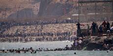 Un afflux massif de migrants à Ceuta ravive les tensions entre l’Espagne et le Maroc