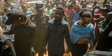 Ouganda : le chef de l’opposition, Bobi Wine, dit avoir réussi à « échapper » à un raid de la police sur sa résidence