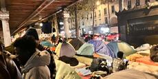 Sous le métro aérien à Paris, près de la station Stalingrad, le refuge des Soudanais fuyant la guerre