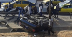 Accident spectaculaire : Une voiture se renverse à hauteur de l’École Mariama Niass