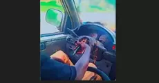 Indiscipline routière : Un chauffeur conduit avec une pince en guise de volant (vidéo)
