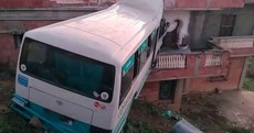 Accident CHOC à Jijel : Un bus dérape et finit sa course dans une maison [IMAGES]