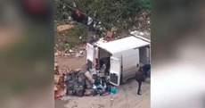 Fin de l’impunité à Tizi-Ouzou : la police arrête un commerçant qui a déversé des déchets dans la nature