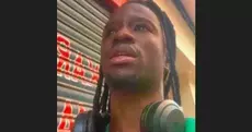 « Elle est décédée derrière moi » : Jacksonbongo lance un appel à l’aide depuis l’Espagne