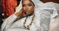 Cinq mois après sa sortie de prison, Mame Dior Bété-Bété fait sa première apparition publique dans le clip « Gatsa&nbsp;(…)