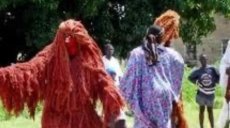 Images marquantes à Mbour : L’enseignant Ibrahima Fall attaqué à la machette par le Kankourang (vidéo)