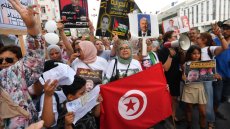 Tunisie: des centaines de manifestants dénoncent le régime du président Kaïs Saïed