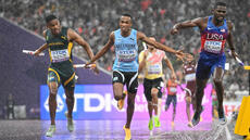 «À 80m, j'ai accéléré»: Kebinatshipi ramène l'or au Botswana sur 4x400 aux Mondiaux d'athlétisme