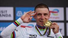 Mondiaux de cyclisme: Evenepoel balaie Pogacar pour finir triple champion du contre-la-montre