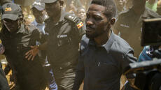 Élections en Ouganda : le candidat de l'opposition emmené de force par un hélicoptère de l'armée