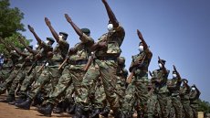 Mali: la colère désabusée des opposants face au maintien des militaires au pouvoir