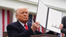 Trump menace d’une surtaxe de 200% sur les produits pharmaceutiques