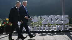Droits de douane: Trump joue au bâton et à la carotte avec le Canada
