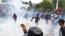 Népal: Des manifestants mettent le feu au Parlement