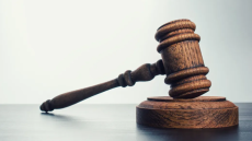 Six mois de prison pour avoir brandi une arme factice sur la police