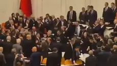 L'Opposition récuse le ministre turc de la justice... Bagarre au Parle