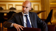 Tensions France-Algérie: Paris annonce «renvoyer» des diplomates algériens après des expulsions par Alger