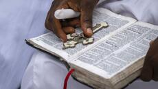 Dans une forêt de la banlieue d'Accra, au Ghana, on soigne les maladies mentales avec la Bible