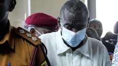 Ouganda: l'opposant Kizza Besigye est détenu «dans ces conditions malsaines et humiliantes», affirme son épouse