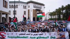 À Rabat, des dizaines de milliers de Marocains marchent contre les massacres des Palestiniens à Gaza