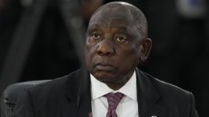 Le jet du président sud-africain Ramaphosa cloué au sol, il prend un vol commercial pour le sommet des Brics