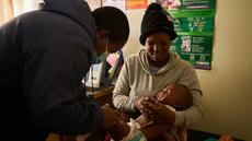 Afrique: un an après les coupes de l’USAID, des conséquences sanitaires dramatiques