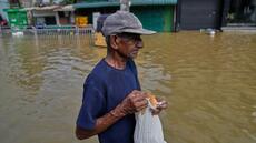 Plus de nourriture, à court d'eau potable: au Sri Lanka et en Indonésie, les survivants des inondations attendent de (…)