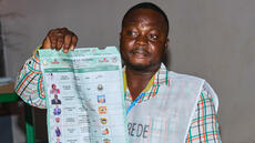 Guinée: dépouillement du premier tour de la présidentielle après une journée de vote dans le calme