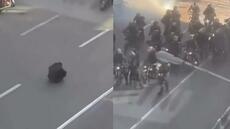 Manifestations en Iran: cet homme assis face à des policiers à moto est devenu le symbole de la contestation