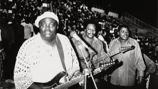 Dizzy Mandjeku, maître de la guitare soukous et de la musique congolaise, remonte sur scène à Kinshasa